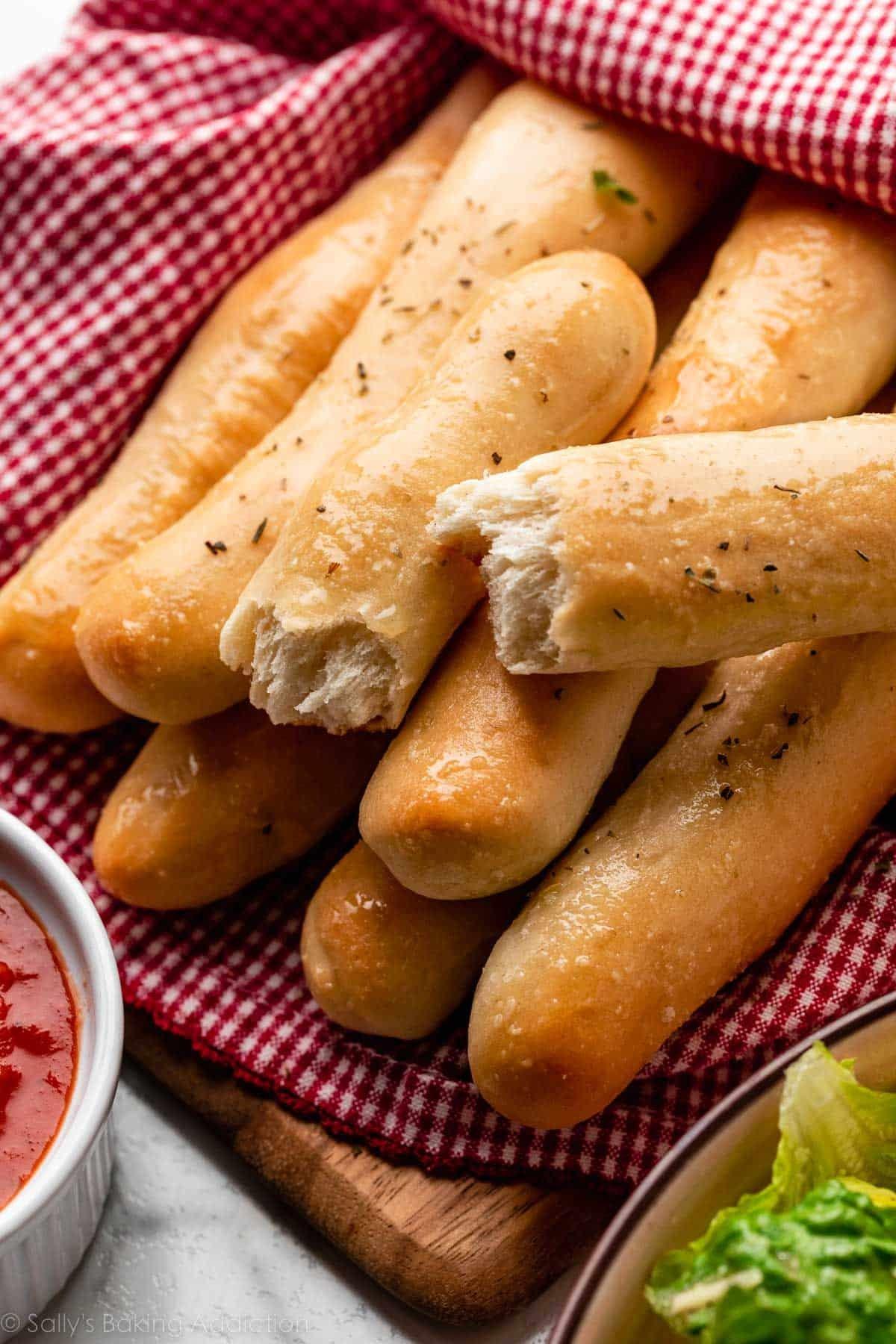 Breadsticks of ⁤Joy: How to Make Your⁢ Dinner Merry and Bright
