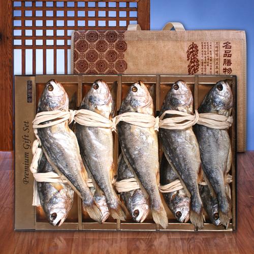From Dried Fish ‍to Faux ⁢Gold:‍ The Most Bizarre Gifts for the Bold and Brave