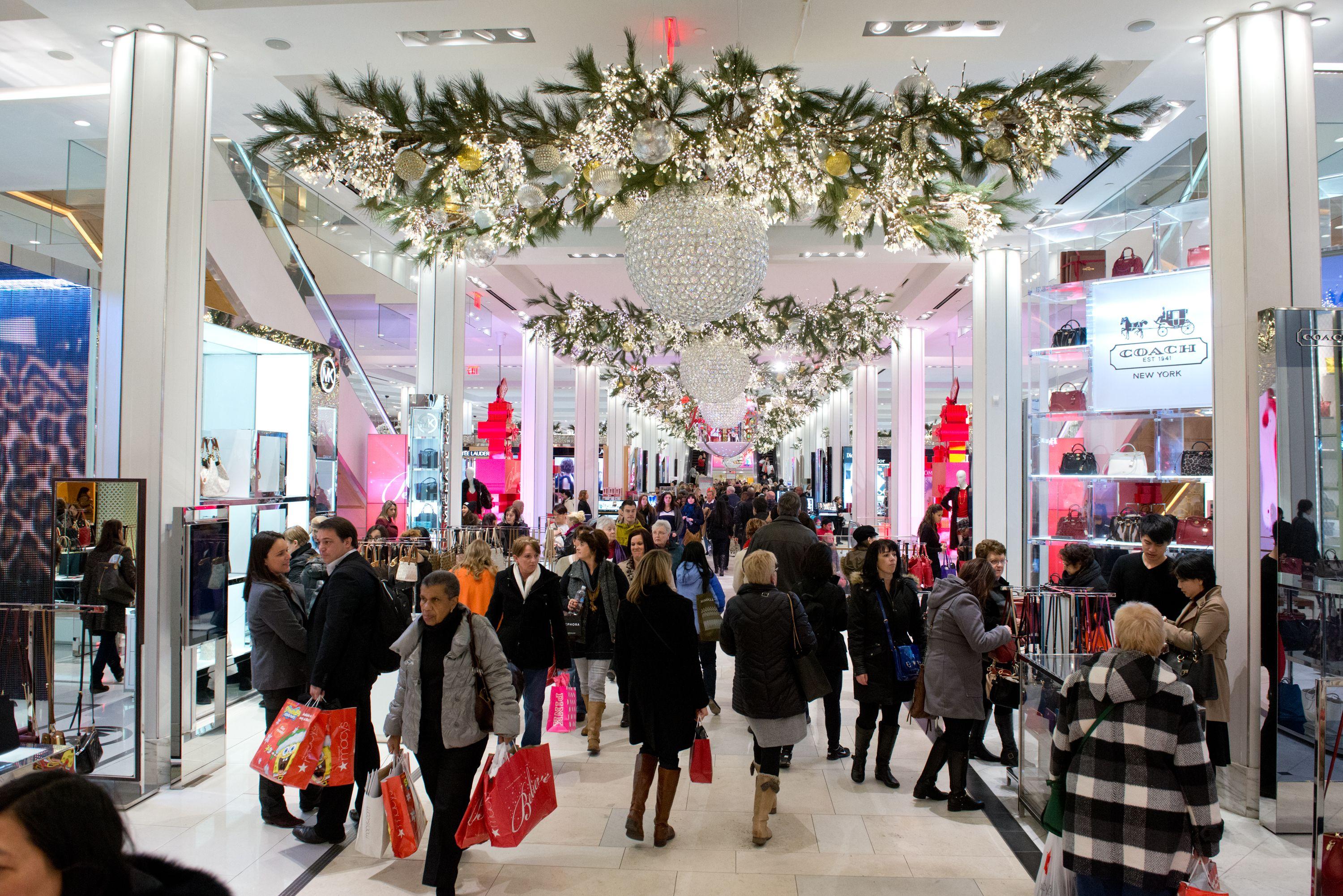 the Ultimate survival Guide: Shopping‌ Strategies for the Christmas Eve Crunch