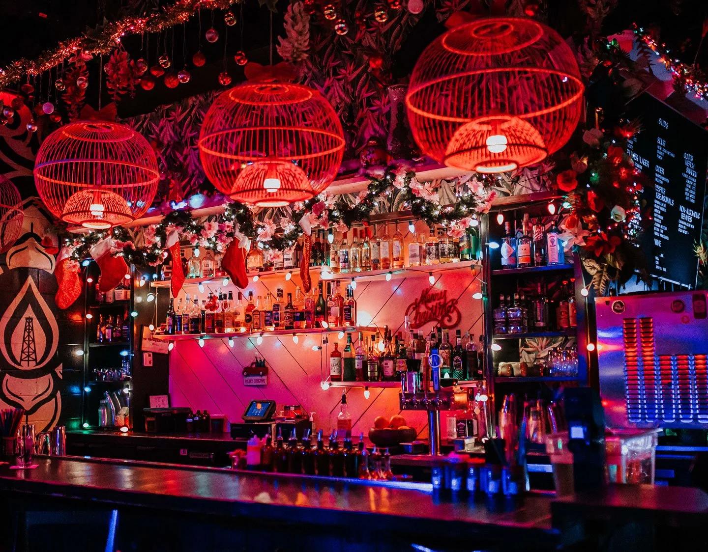 Sippin’ Santa’s Elixirs: Festive Drinks ⁣to mistletoe Your Way Through ⁢the Night